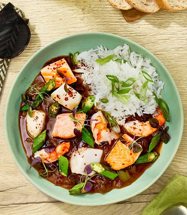 Gumbo de marisco teriyaki com quiabo e arroz