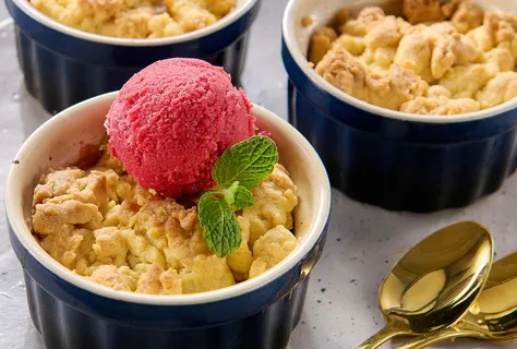 Crumble de pera e maçã com cobertura vegetal