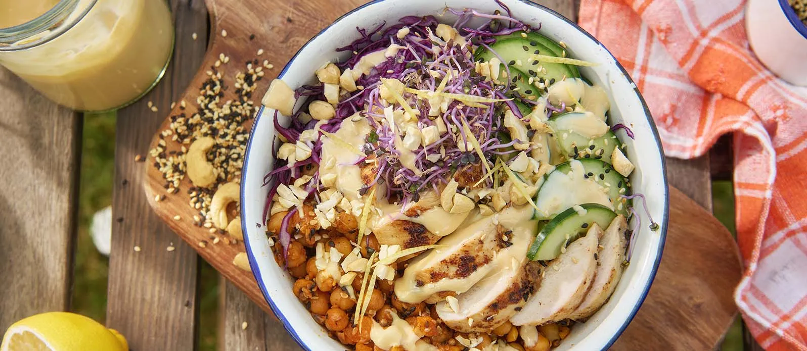 Salada de frango com amendoim, couve roxa e molho ponzu de nozes