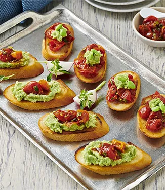 Bruschetta com edamame e tomates semi-secos