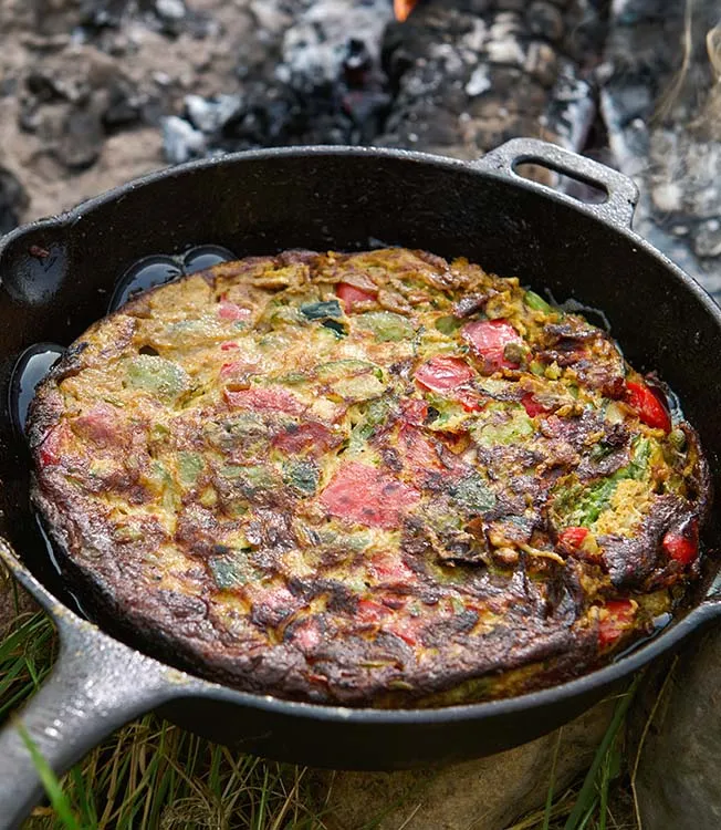Frittata espanhola com favas e molho de sésamo