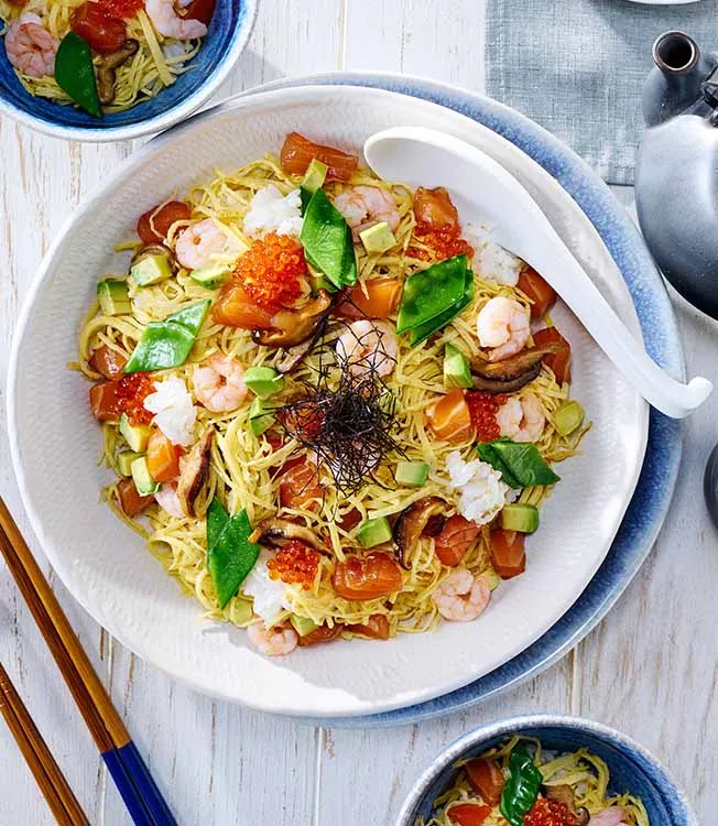 Sushi Chirashi com salmão e arroz