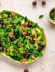 Salada de favas com abacate e uvas