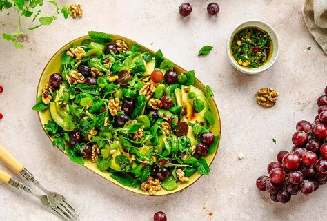 Salada de favas com abacate e uvas