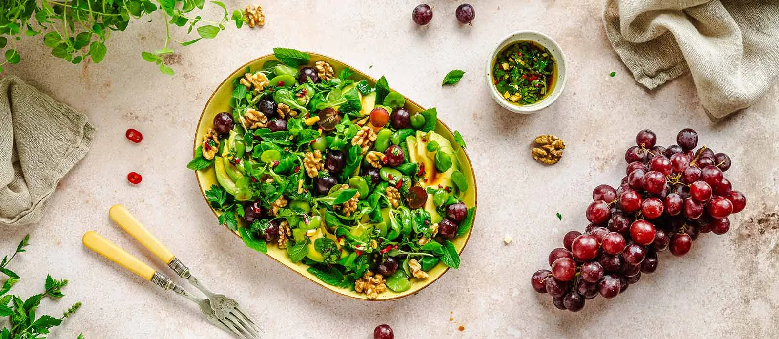 Salada de favas com abacate e uvas