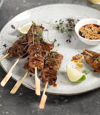 Espetadas de tiras de bife com soja e dip de soja e sésamo torrado