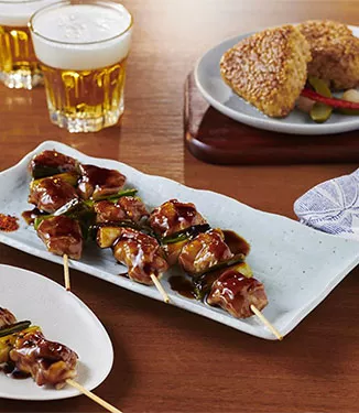 Espetadas grelhadas de carne de frango e alho-francês