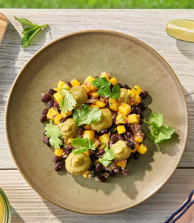 Salada com manga, feijão preto e mousse de abacate