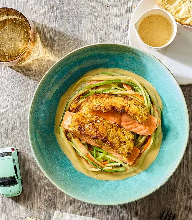 Salmão estaladiço num ninho de esparguete-zoodle