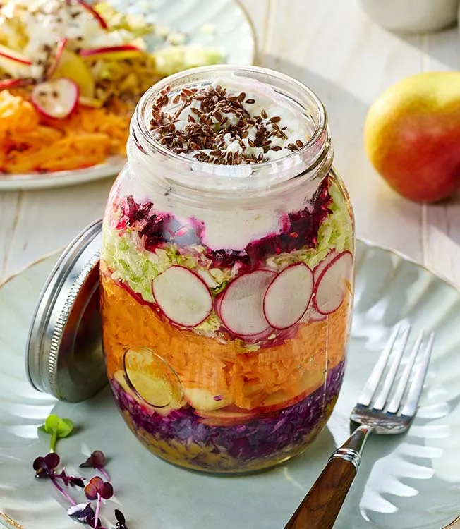 Salada arco-íris com molho de miso