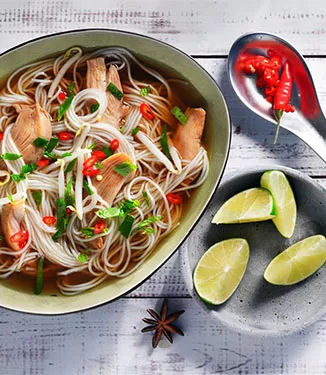 Phó gà Sopa com massa de arroz e frango