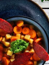Estufado colorido de cenoura e gengibre com pesto verde e chouriço torrado