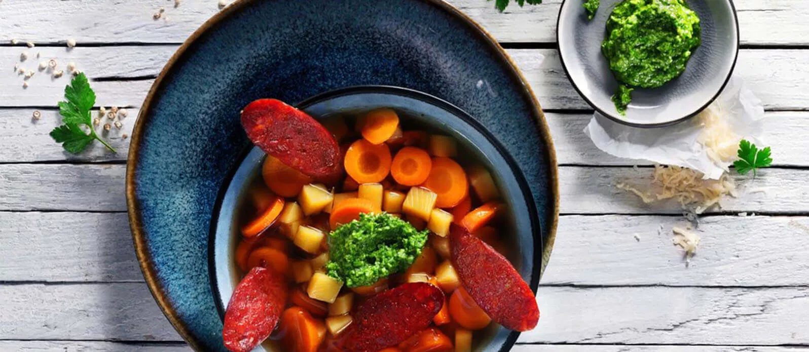 Estufado colorido de cenoura e gengibre com pesto verde e chouriço torrado