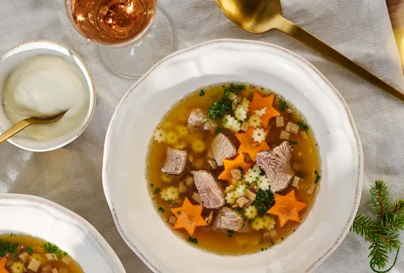 Sopa boémia festiva com molho de soja