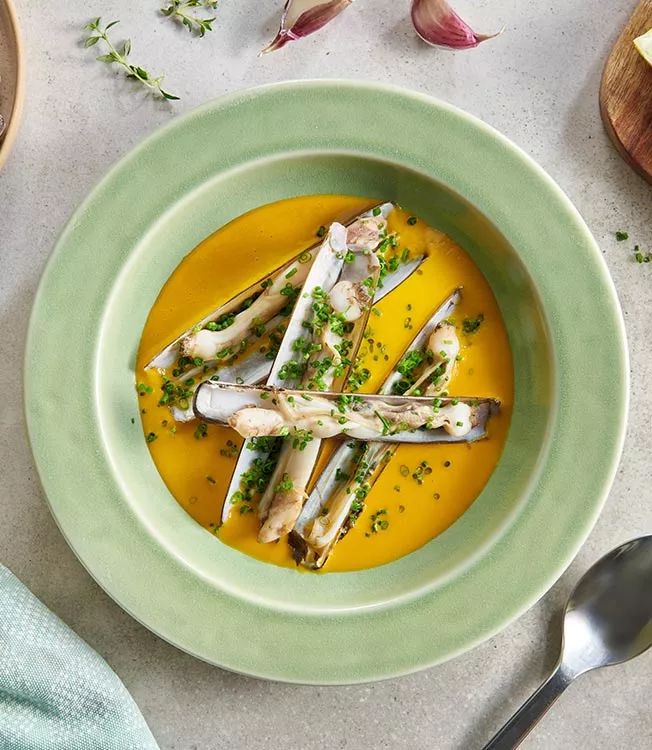 Sopa cremosa de mexilhão com molho de soja