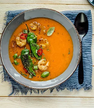 Sopa cremosa de pimentos e tomates com gambas teriyaki