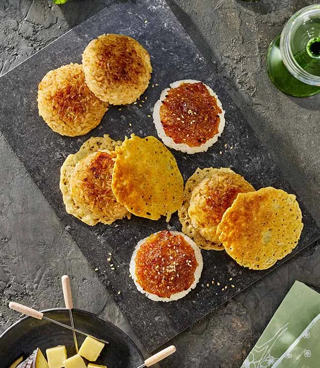 Yaki onigiri com molho de soja, miso e queijo