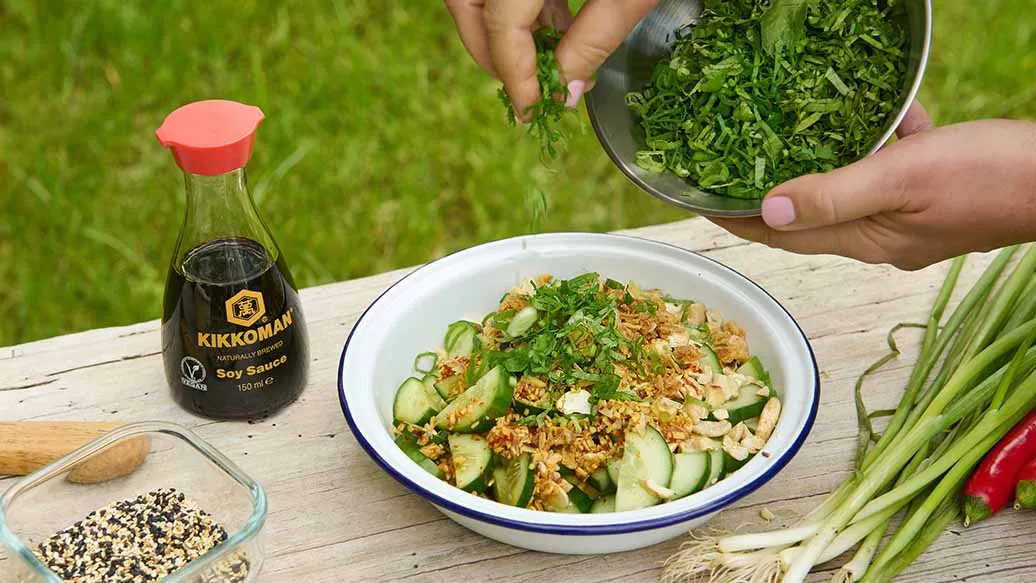 Salada de pepino com nozes, malagueta e molho de soja