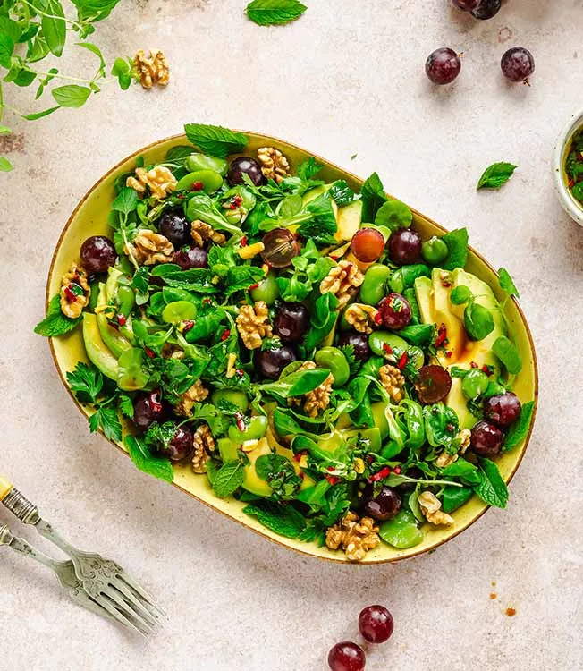 Salada de favas com abacate e uvas