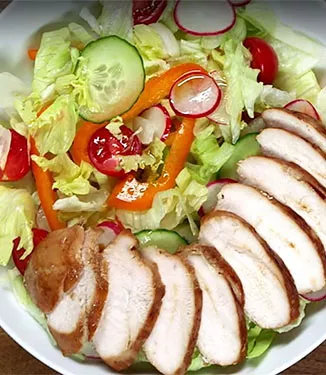 Frango teriyaki com salada colorida