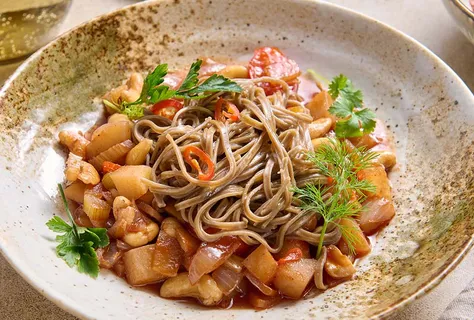 Noodles soba com ragu de funcho