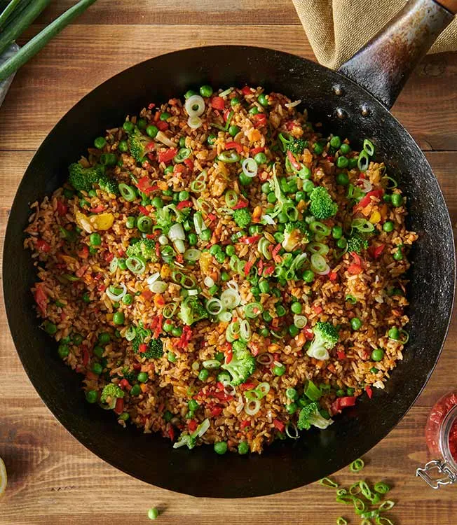Arroz frito picante com ovo, legumes e harissa