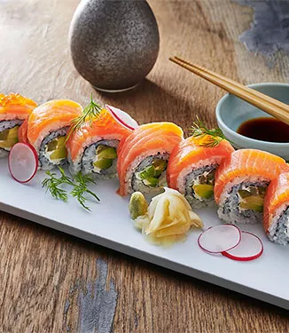 Salmão fumado e rolo de abacate (Uramaki)
