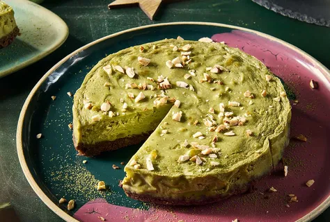 Cheesecake de matcha com frutos secos