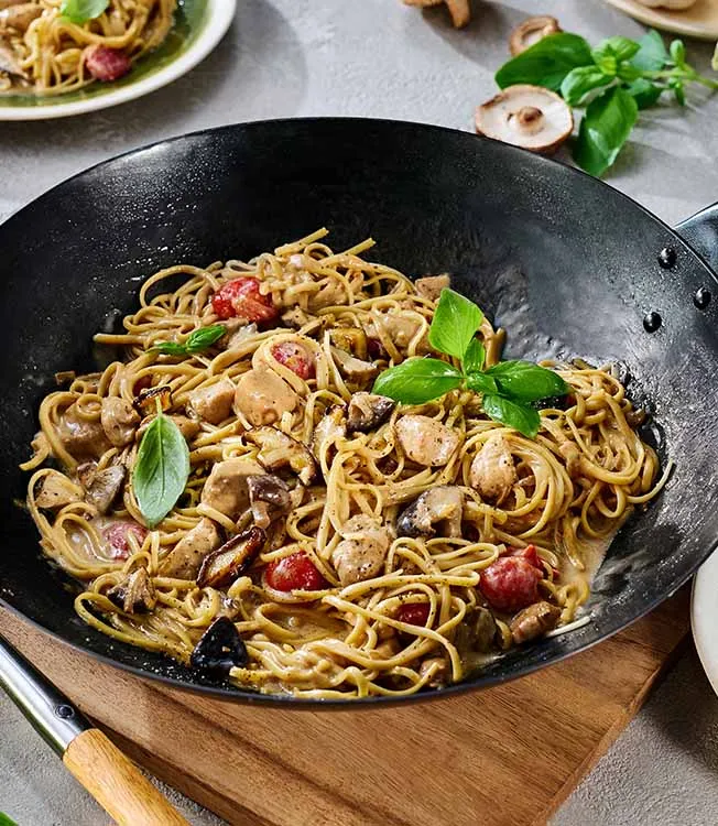 Massa Alfredo com frango e molho teriyaki