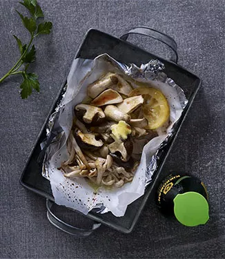 Cogumelos grelhados em papelote com manteiga