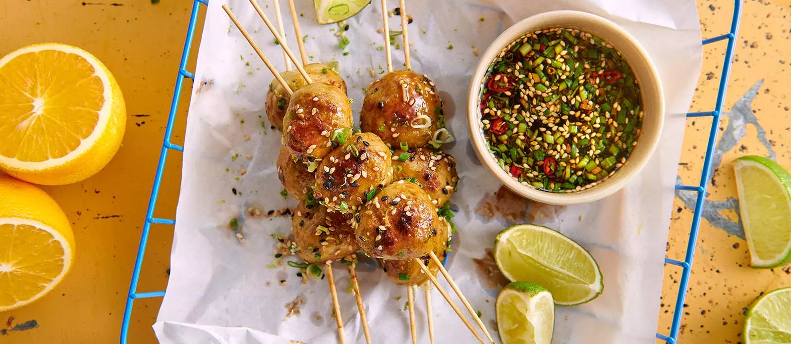 Bolinhas de peixe tailandesas com molho tamari