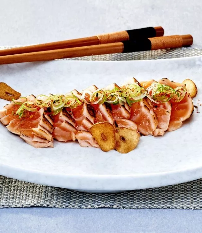 Bifes de Tártaro de Salmão com Ponzu e Molho de Rabanete