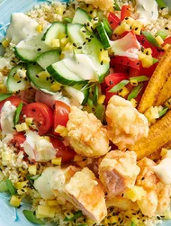 Poke bowl de tempura de salmão e cuscuz