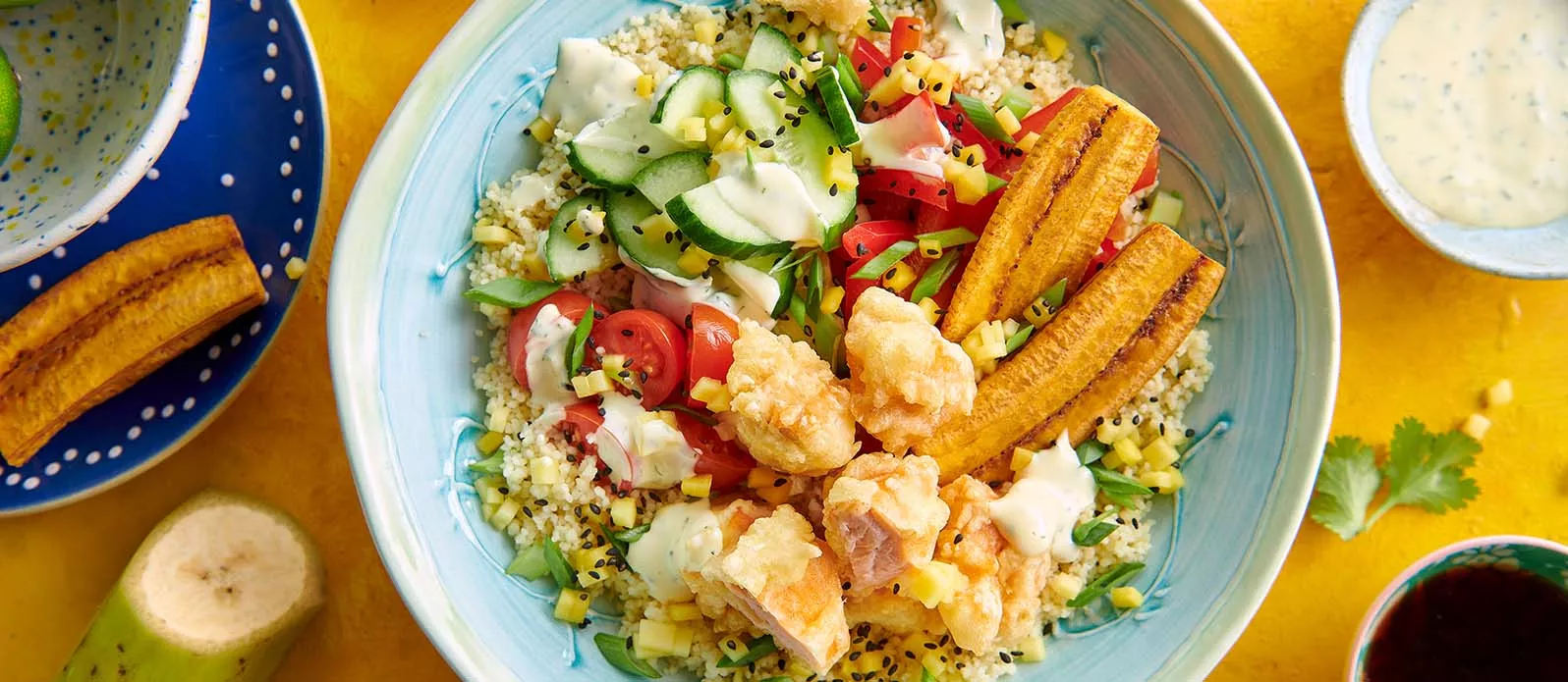 Poke bowl de tempura de salmão e cuscuz