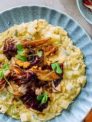 Orzo de aipo e gorgonzola com salada de radicchio