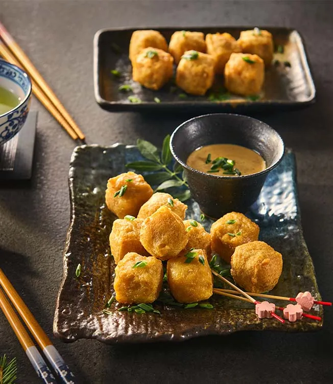 Takoyaki de peixe crocante com molho de amendoim teriyaki