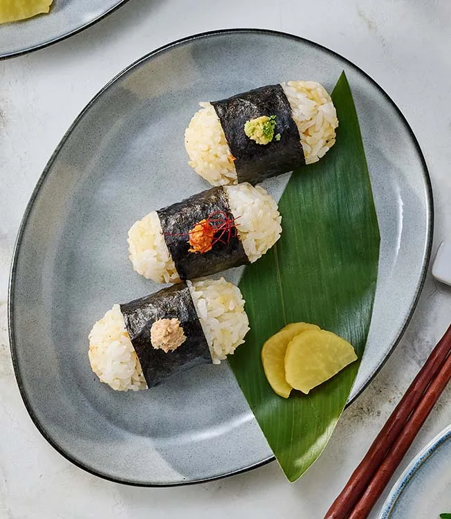 Onigiri de atum com maionese e kimchi ou wasabi