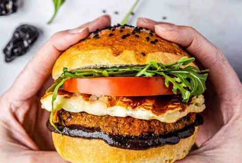 Hambúrguer de lentilhas e feijão com queijo halloumi e molho barbecue de ameixa fumada