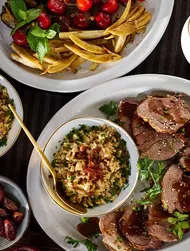 Perna de borrego assada lentamente com pilaf de orzo