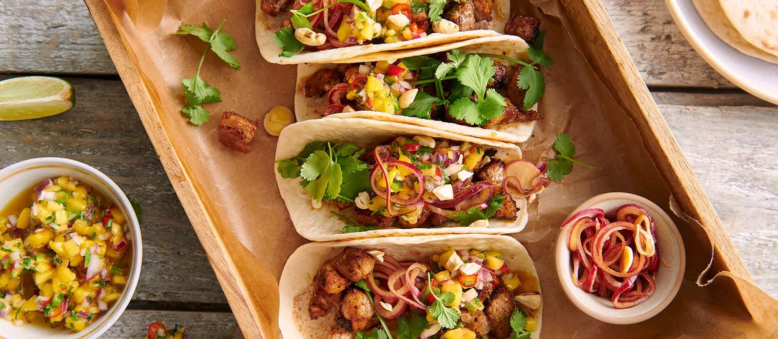 Tacos recheados com carne de porco e cebolas em pickle