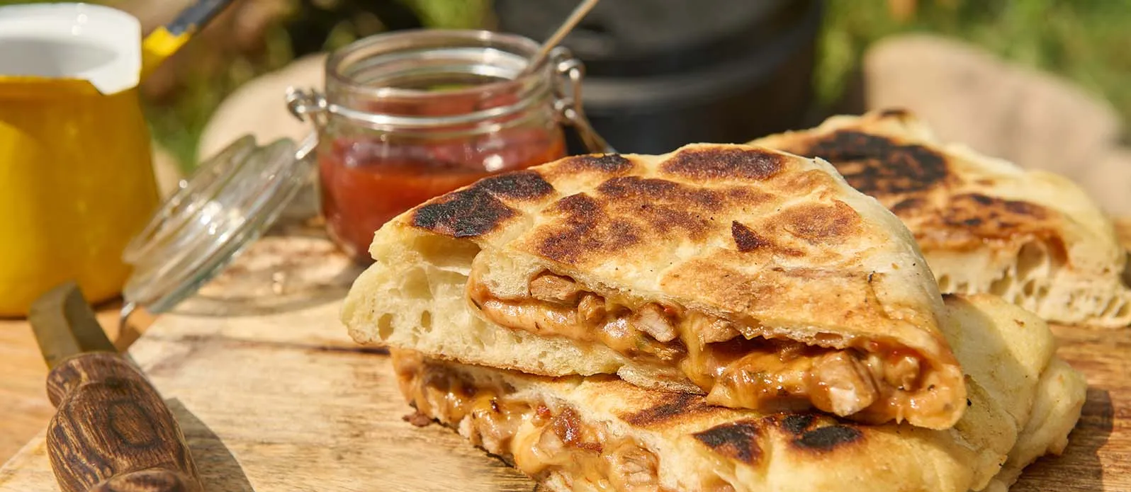 Calzone com carne de porco chipotle e queijo