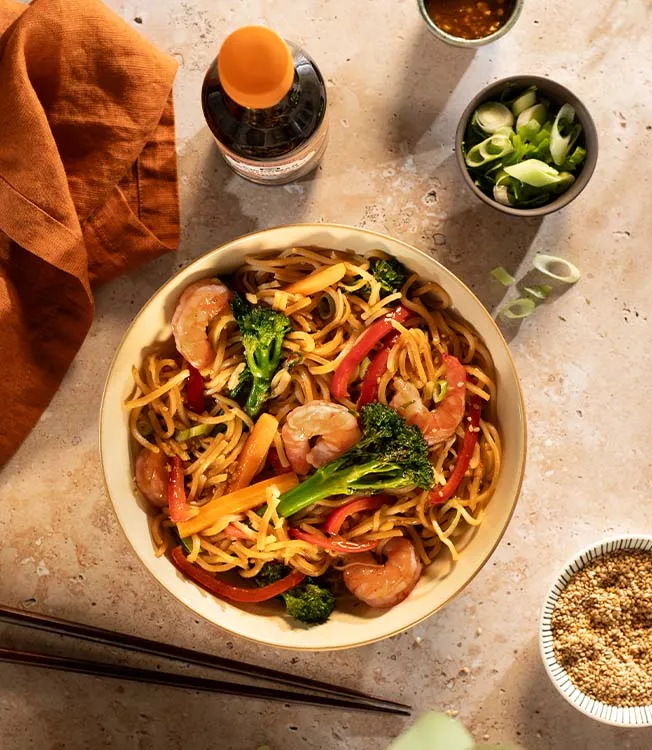 Soba salteado com gambas e vegetais