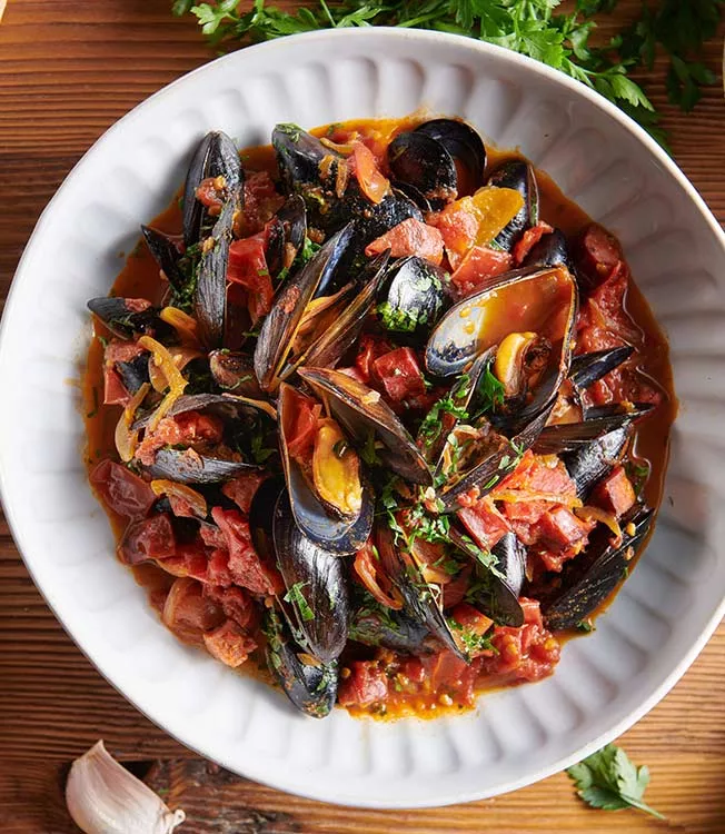 Guisado espanhol de mexilhões e chouriço