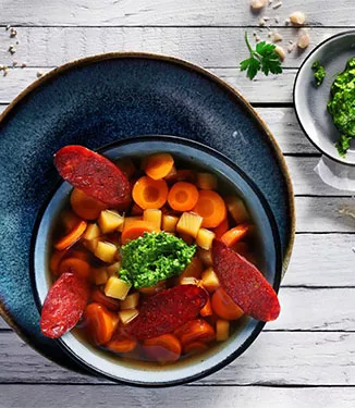 Estufado colorido de cenoura e gengibre com pesto verde e chouriço torrado