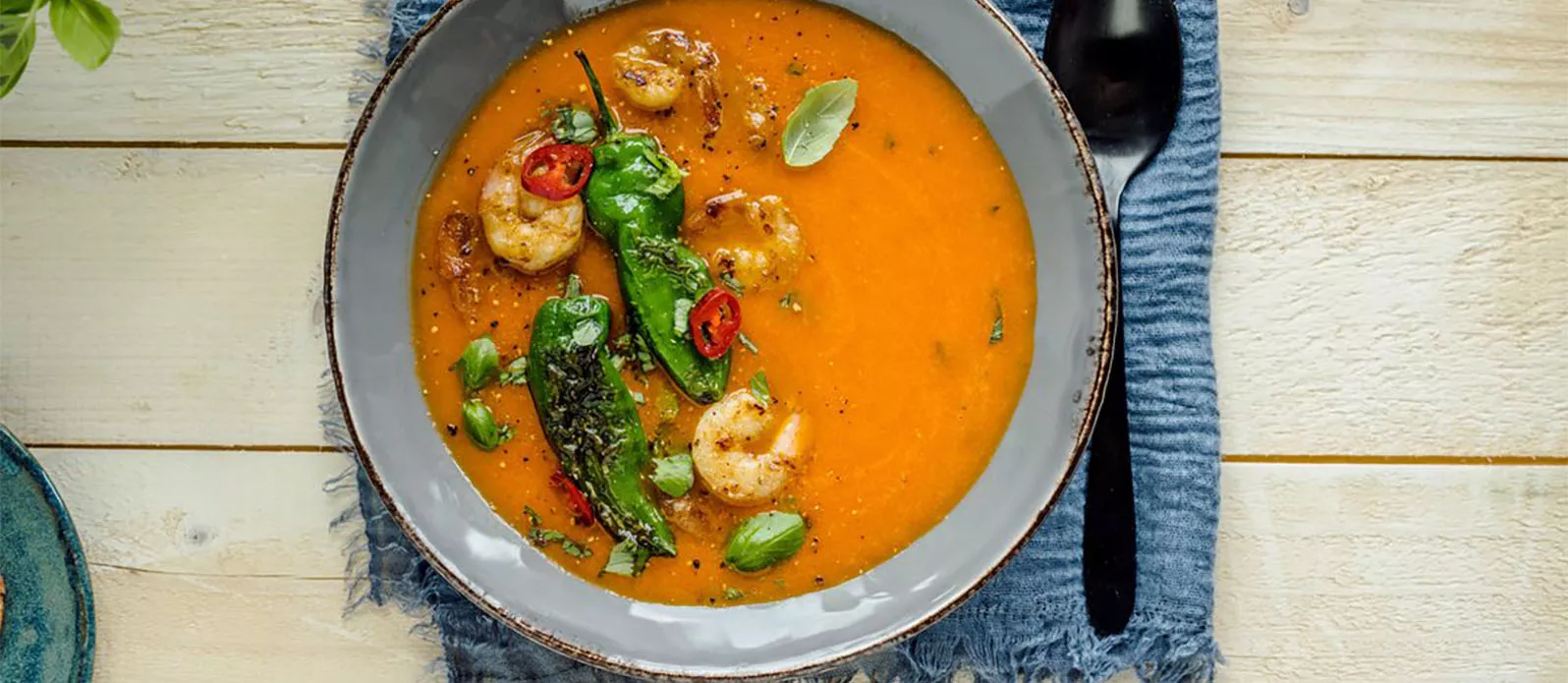 Sopa cremosa de pimentos e tomates com gambas teriyaki