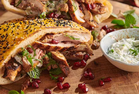 Gyros de frango com pão pita e molho tzatziki