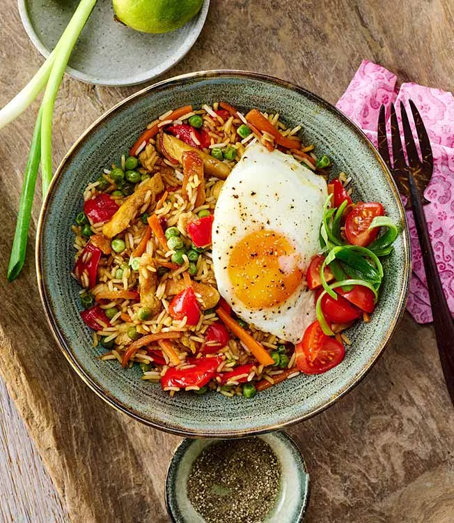 Nasi goreng com frango, ovo e soja doce