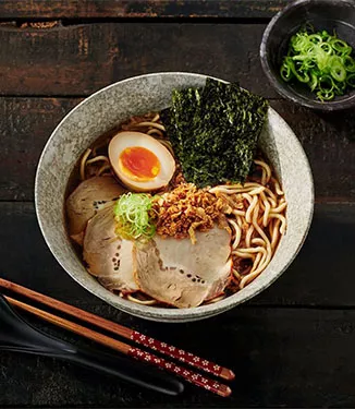 Ramen com fiambre e ovo marinado