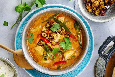 Caril vermelho tailandês com frango e coco