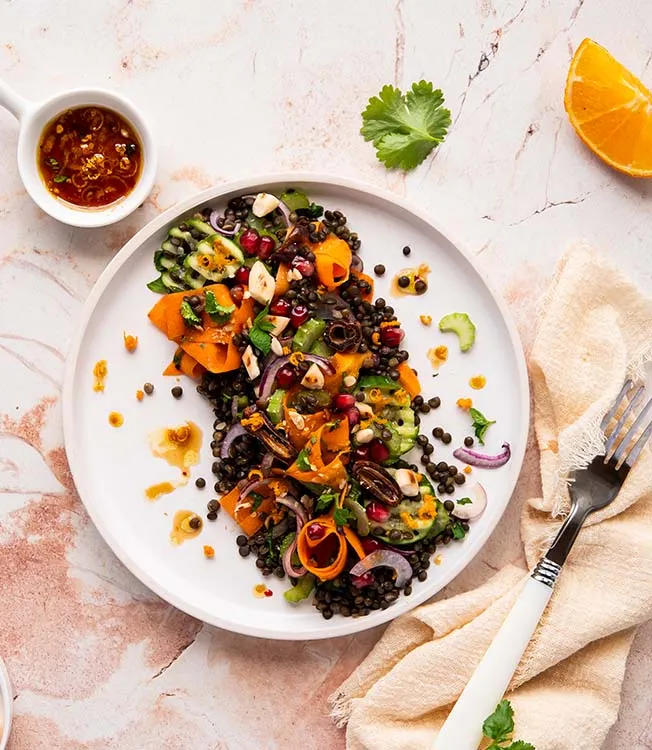 Salada de lentilhas com tâmaras e molho de citrinos